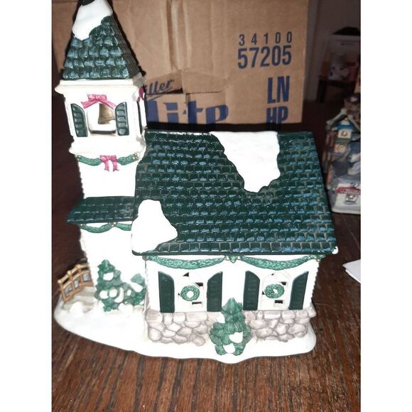 Vintage 2001 Hersheys Holiday Village Church Light Up Christmas Holiday Building - Picture 5 of 8